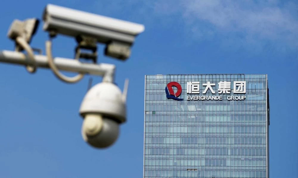 Κίνα: Ορατό το «κανόνι» στην Evergrande – Παύση της διαπραγμάτευσης για τη μετοχή της